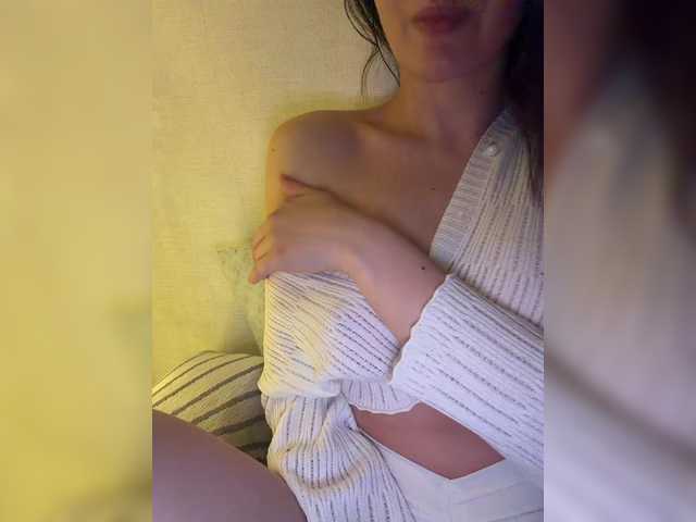 FeeBee's BongaCams show and profile