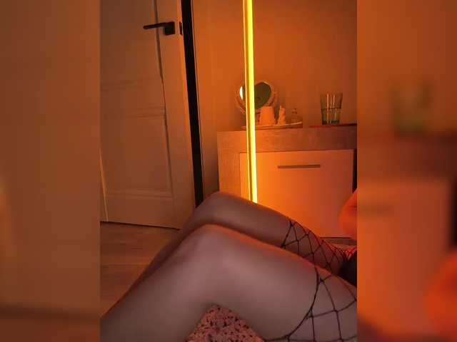 FeeBee's BongaCams show and profile