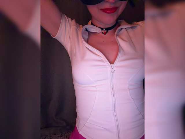 FeeBee's BongaCams show and profile