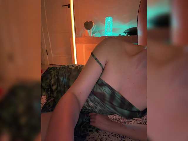 FeeBee's BongaCams show and profile