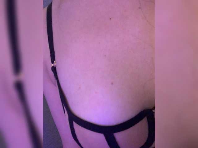 FeeBee's BongaCams show and profile