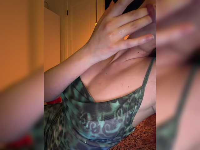 FeeBee's BongaCams show and profile