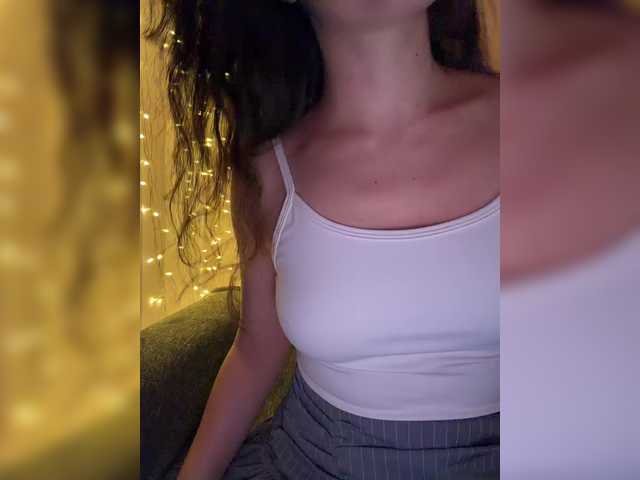 FeeBee's BongaCams show and profile