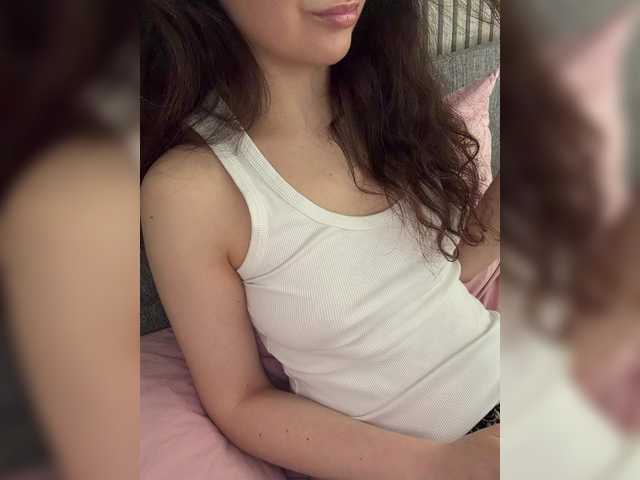 FeeBee's BongaCams show and profile