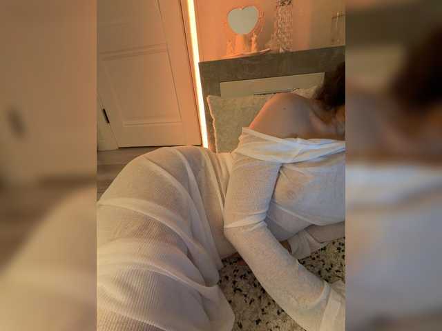 FeeBee's BongaCams show and profile