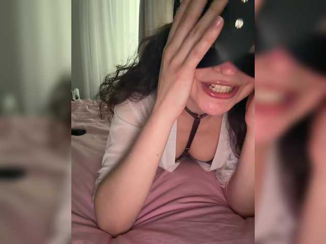 FeeBee's BongaCams show and profile