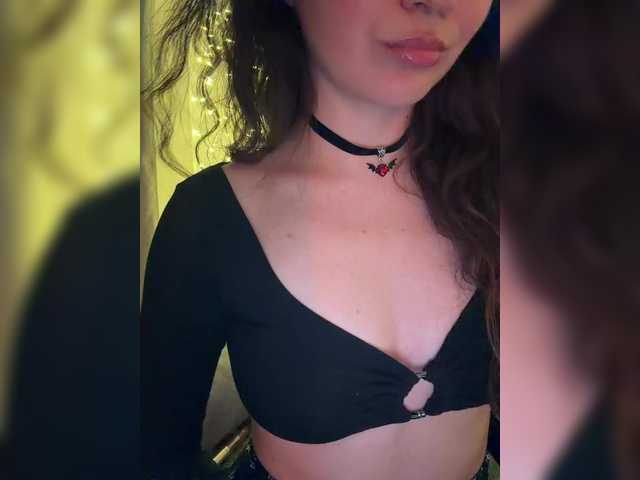 FeeBee's BongaCams show and profile