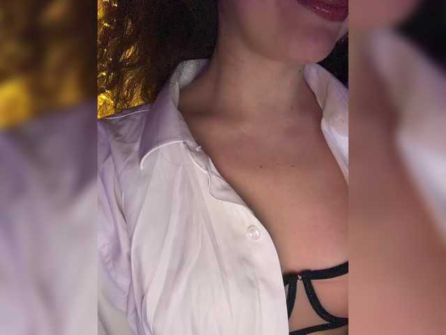 FeeBee's BongaCams show and profile