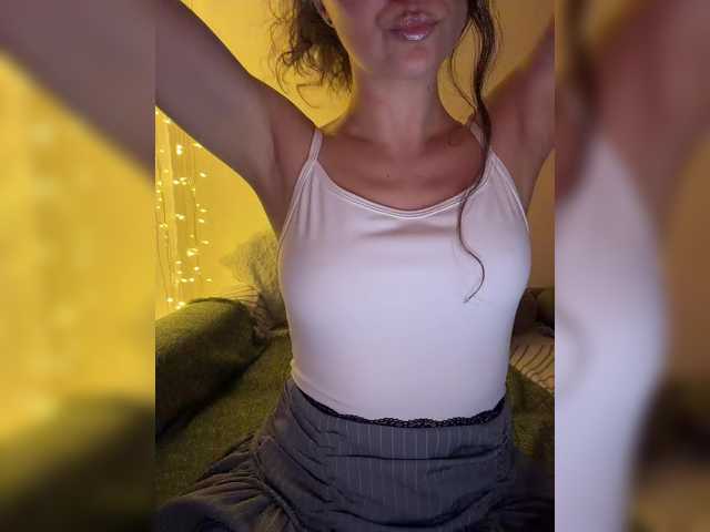 FeeBee's BongaCams show and profile