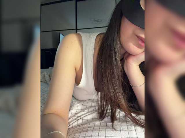 FeeBee's BongaCams show and profile