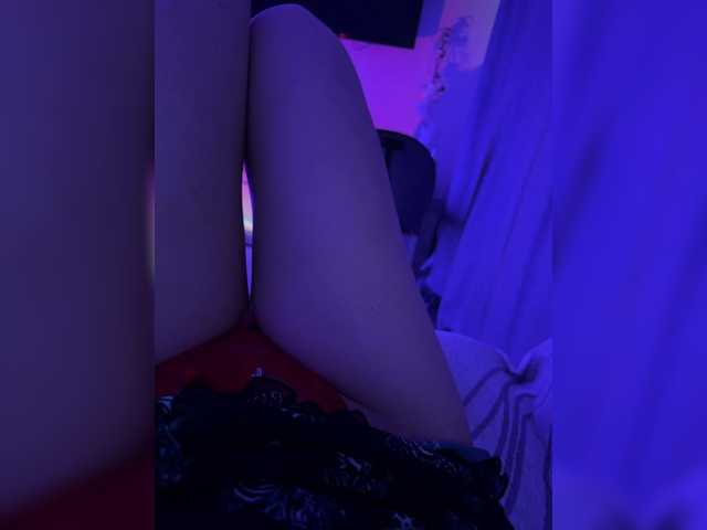 FeeBee's BongaCams show and profile