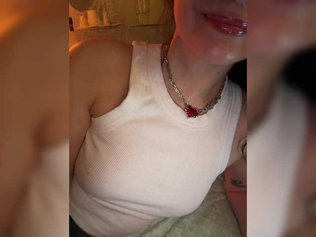 FeeBee's BongaCams show and profile