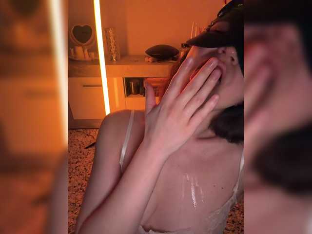 FeeBee's BongaCams show and profile