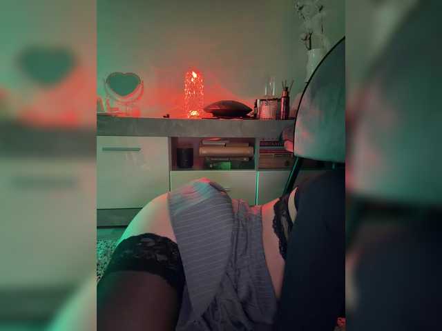 FeeBee's BongaCams show and profile