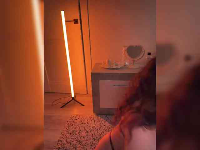 FeeBee Live Webcam on BongaCams