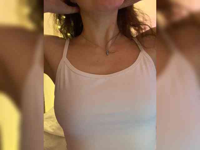 FeeBee Live Webcam on BongaCams