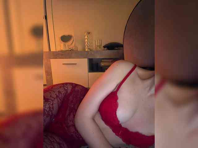 FeeBee Live Webcam on BongaCams