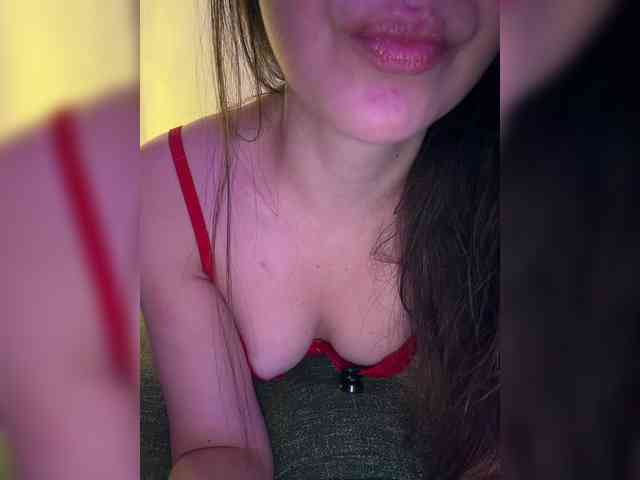 FeeBee Live Webcam on BongaCams