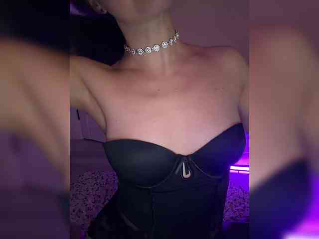 FeeBee Live Webcam on BongaCams