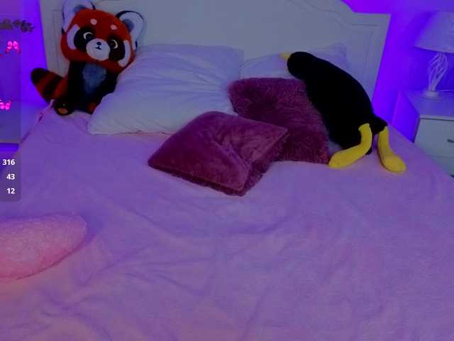 CoralineJones's BongaCams show and profile