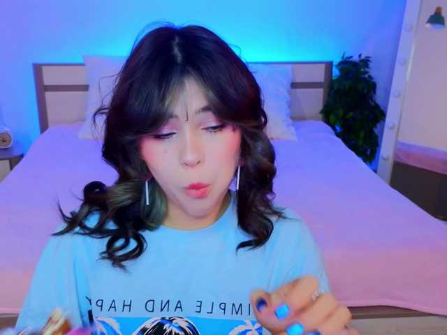 CoralineJones's BongaCams show and profile