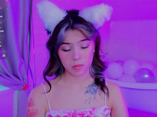 CoralineJones live cam