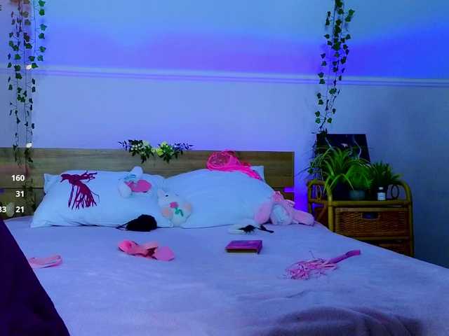 CoralineJones's BongaCams show and profile