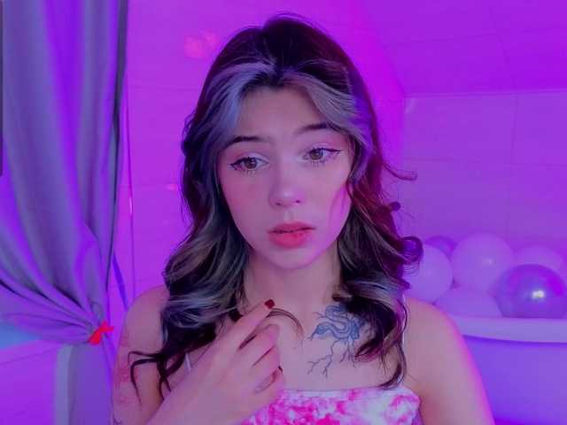 CoralineJones live cam