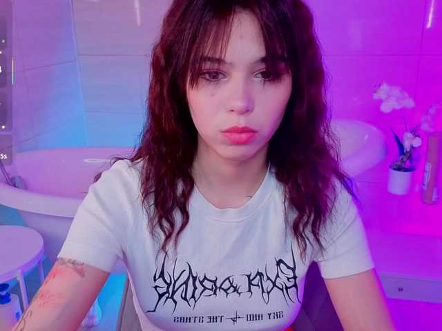 видео CoralineJones