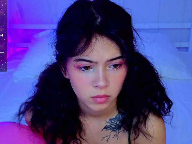 видео CoralineJones