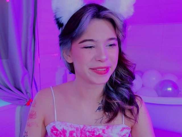 CoralineJones live cam