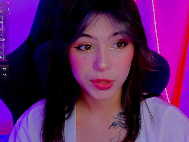 CoralineJones webcam