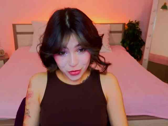 CoralineJones webcam