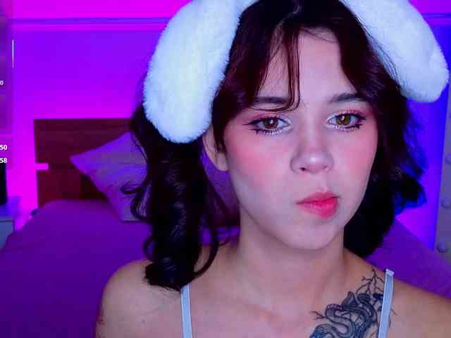 CoralineJones webcam