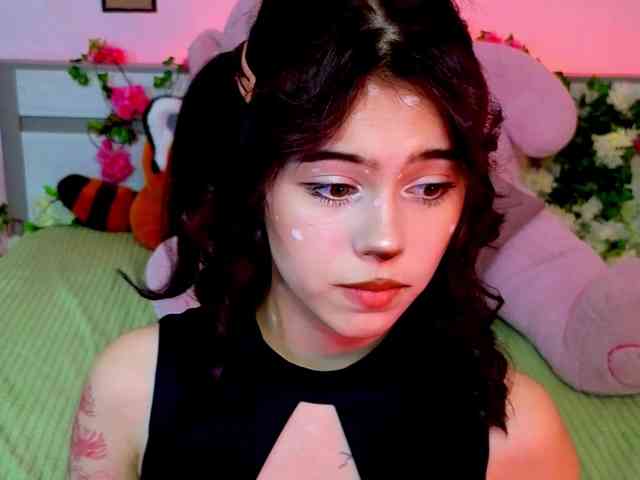 CoralineJones webcam