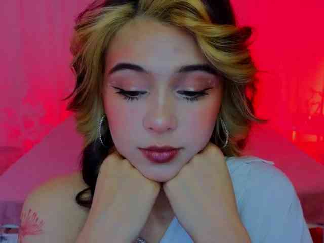 CoralineJones webcam