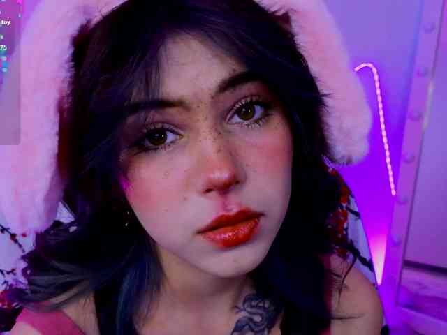 CoralineJones webcam