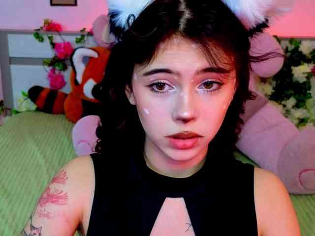 CoralineJones webcam