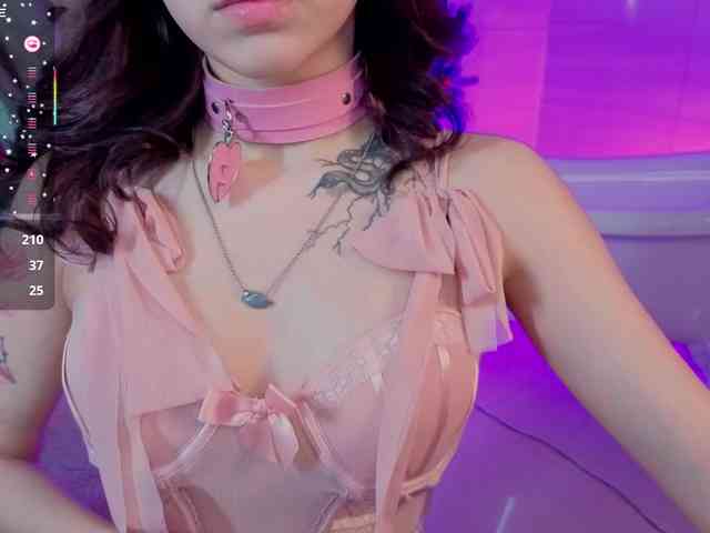 CoralineJones webcam