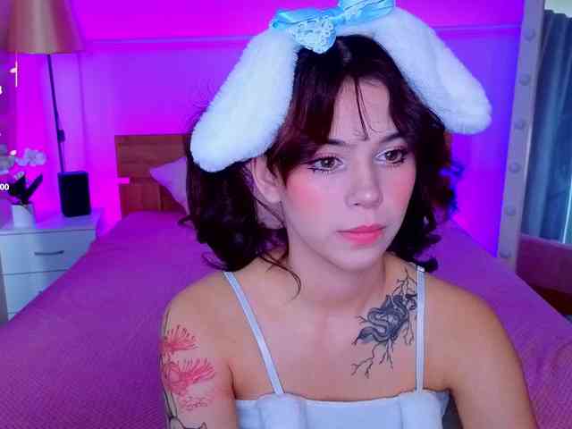 CoralineJones webcam