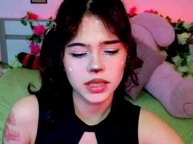 CoralineJones webcam