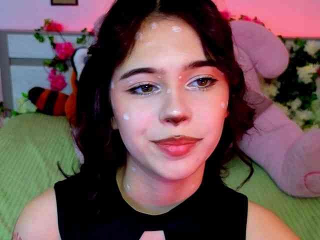 CoralineJones webcam