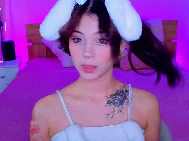 CoralineJones webcam