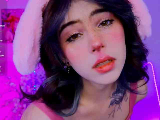 CoralineJones webcam