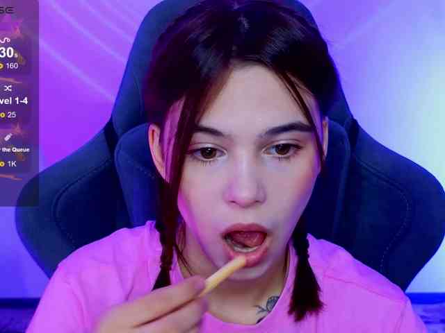 CoralineJones webcam