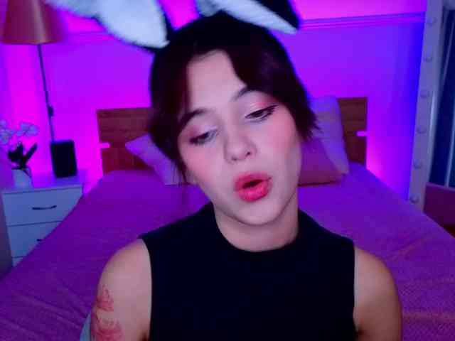 CoralineJones webcam