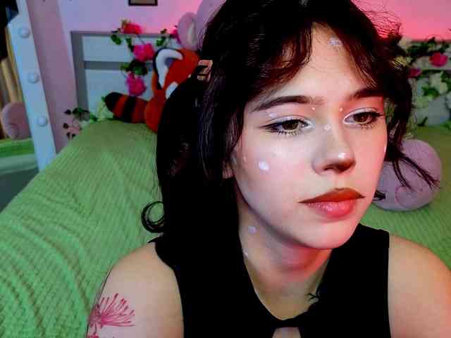 CoralineJones webcam