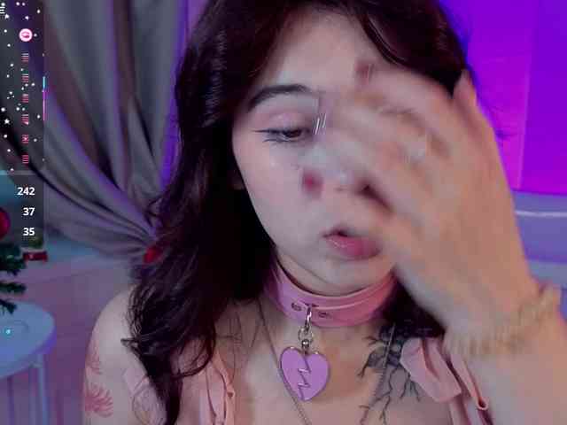 CoralineJones webcam