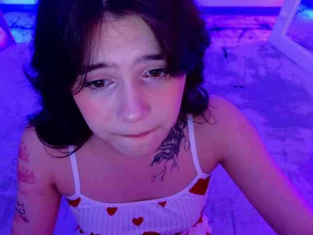 CoralineJones webcam