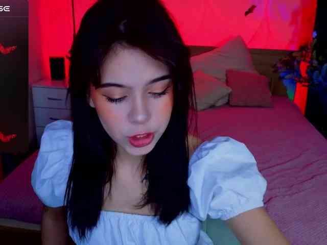 CoralineJones webcam